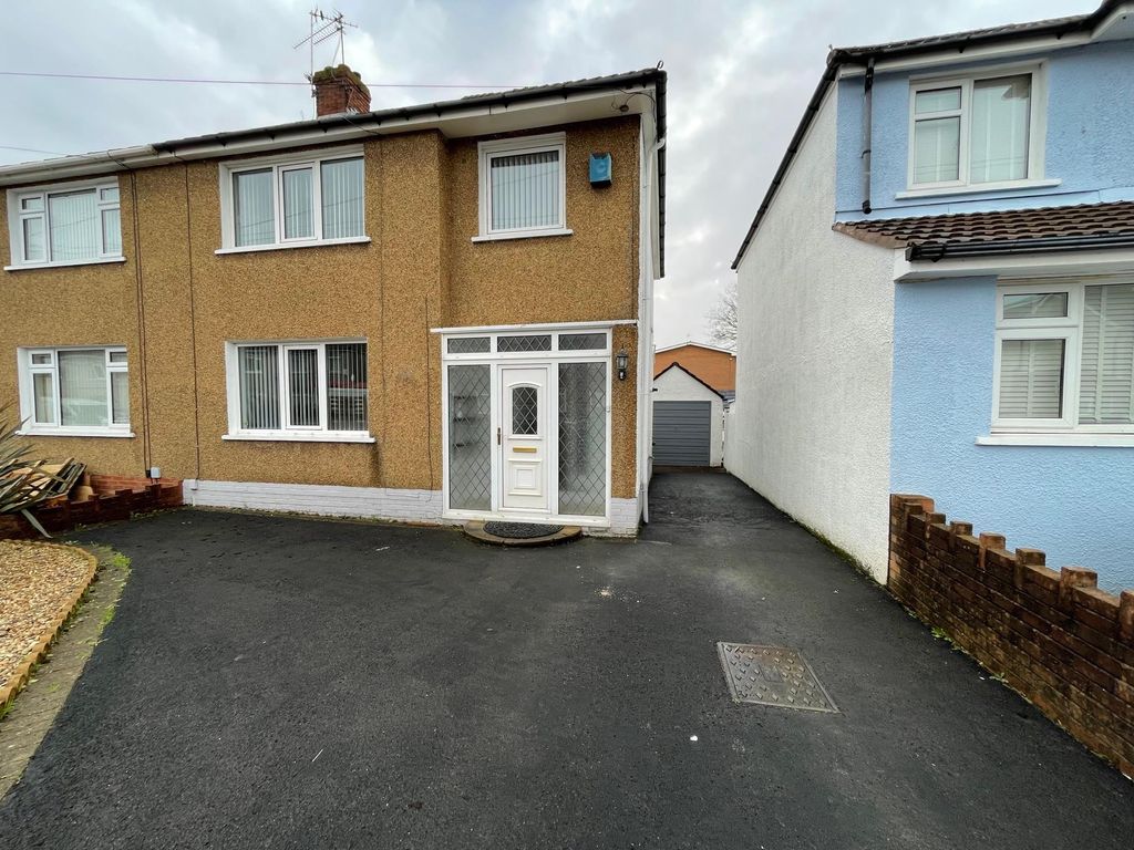 Property photo 3 of 11 Balcony