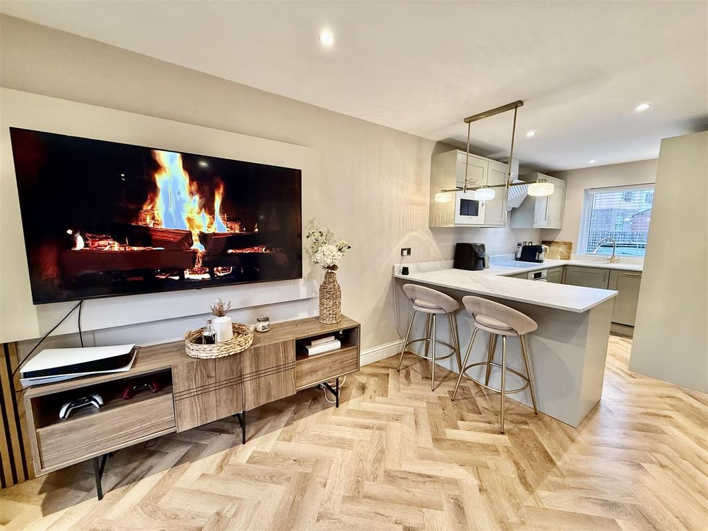 Property photo 3 of 19 Lounge