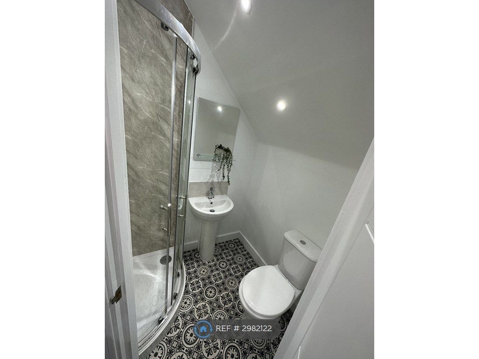 Property photo 3 of 14 Room 5 En-Suite