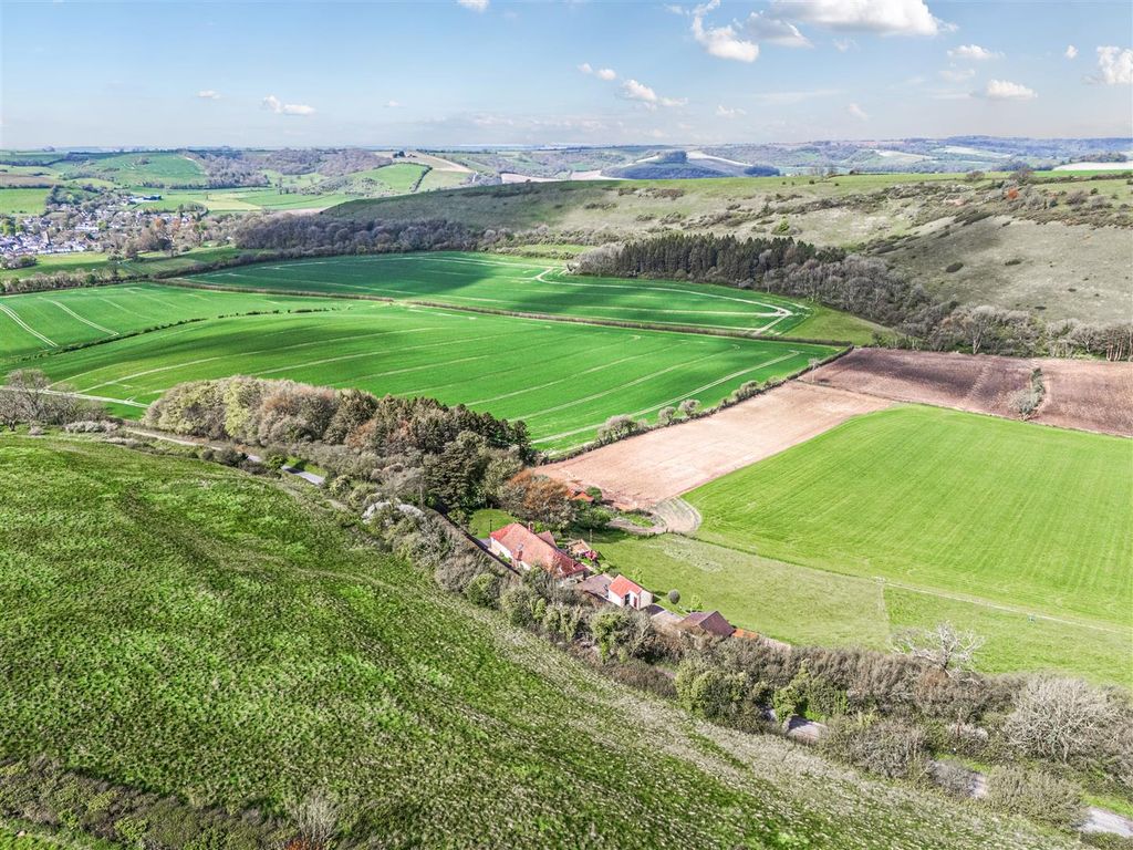 Property photo 3 of 25 Setting