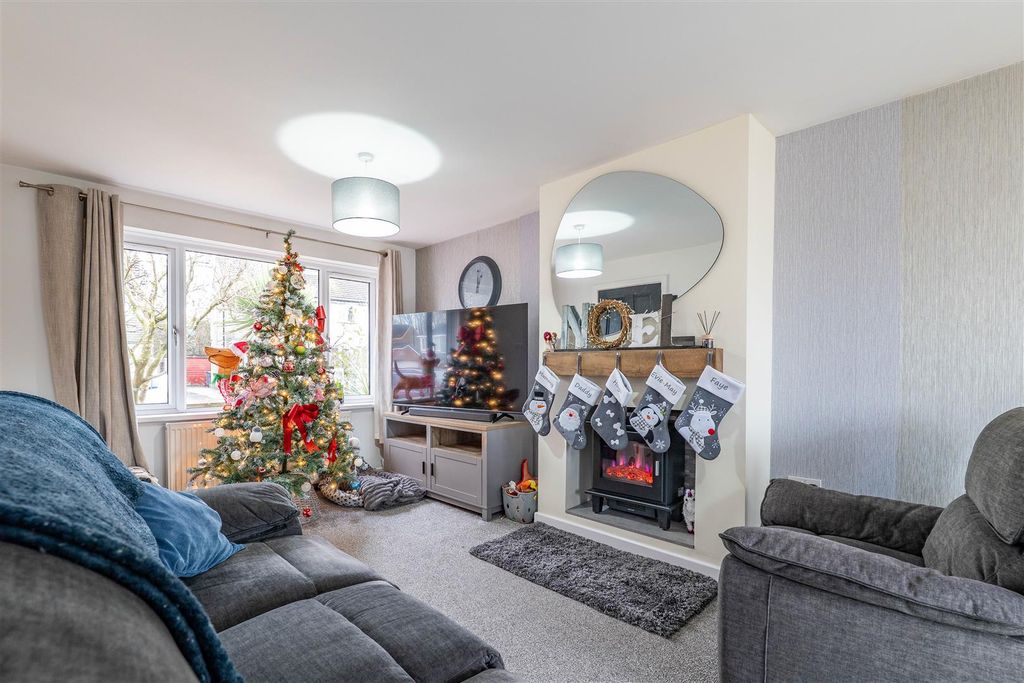 Property photo 2 of 19 Lounge