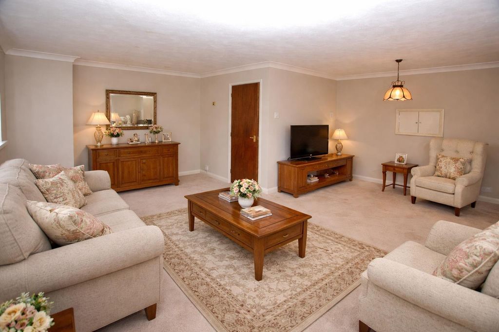 Property photo 2 of 18 Staged Image