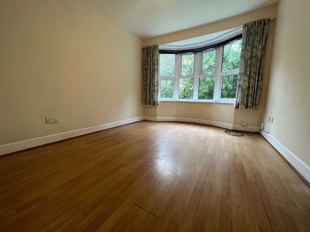 Property photo 3 of 8 Photo 02