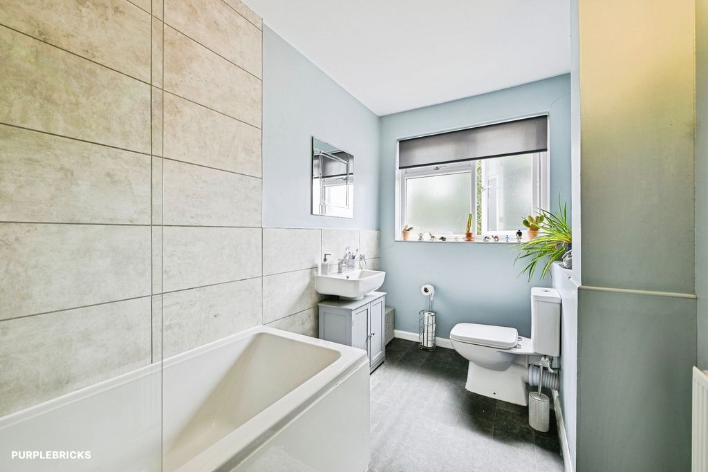 Property photo 2 of 18 Bathroom