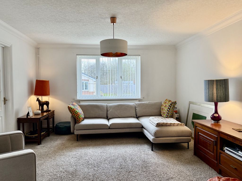 Property photo 2 of 16 Lounge