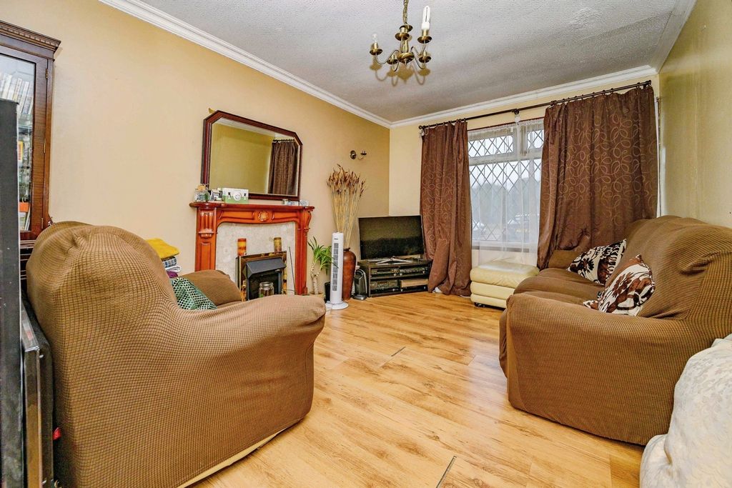 Property photo 3 of 14 Lounge