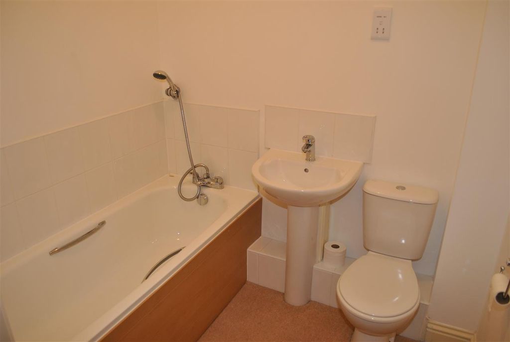 Property photo 1 of 8 Bathroom