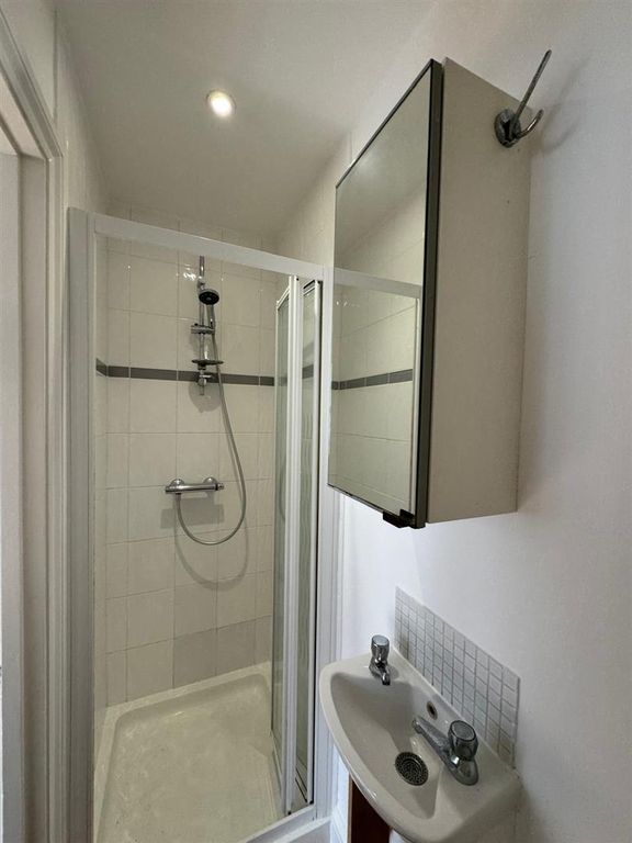 Property photo 3 of 4 Flat 1 - 7 Elm Grove Shower.Jpeg