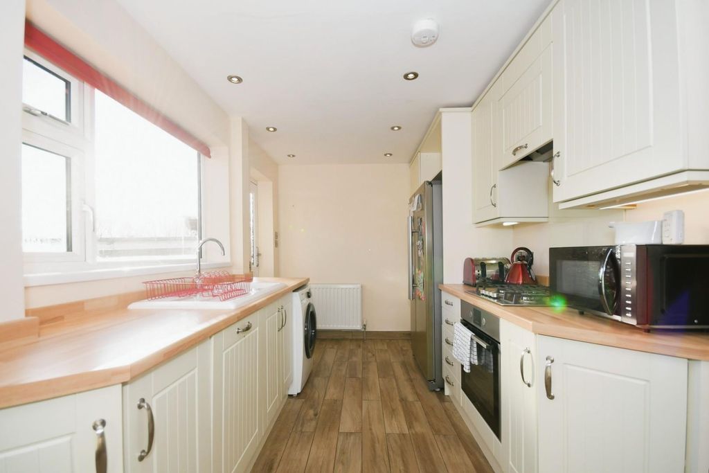 Property photo 3 of 19 Kitchen.Jpg