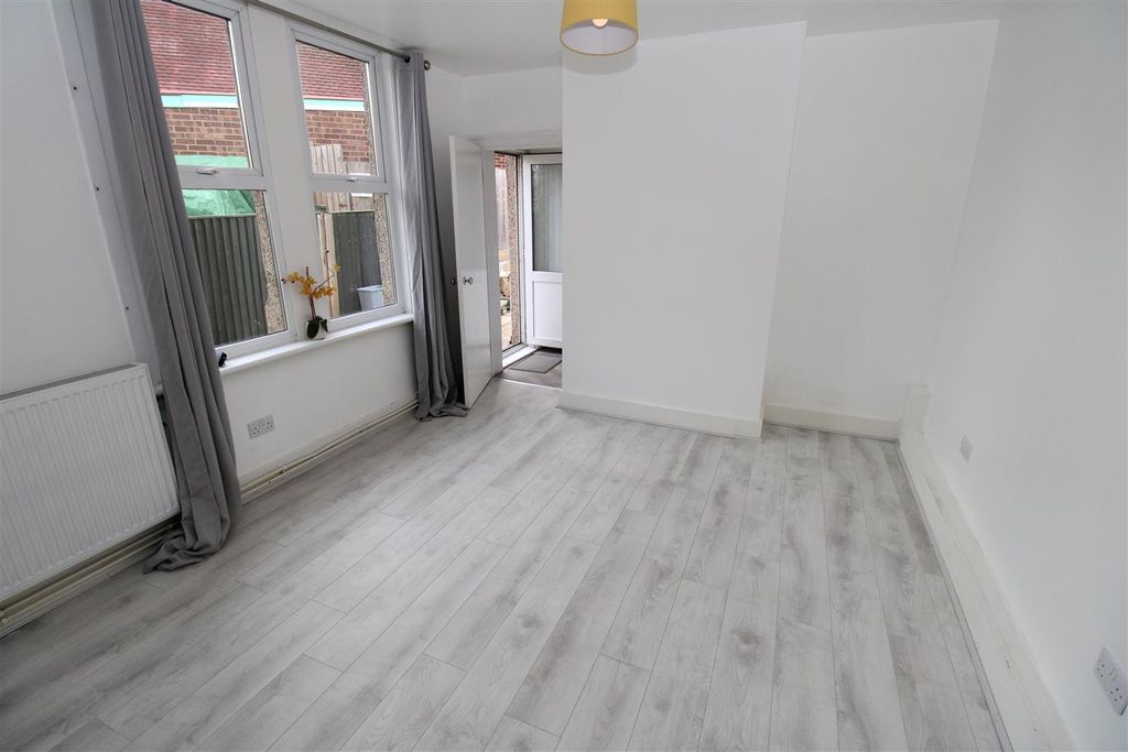 Property photo 2 of 16 Lounge.Jpg