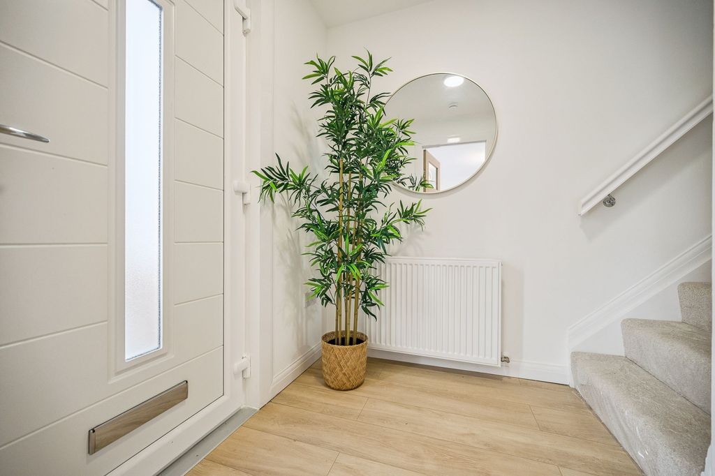 Property photo 3 of 20 Entrance Hallway