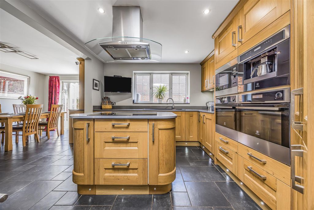 Property photo 3 of 33 31 Letcombe Place, Horndean-Porticomarketing-Nexa-