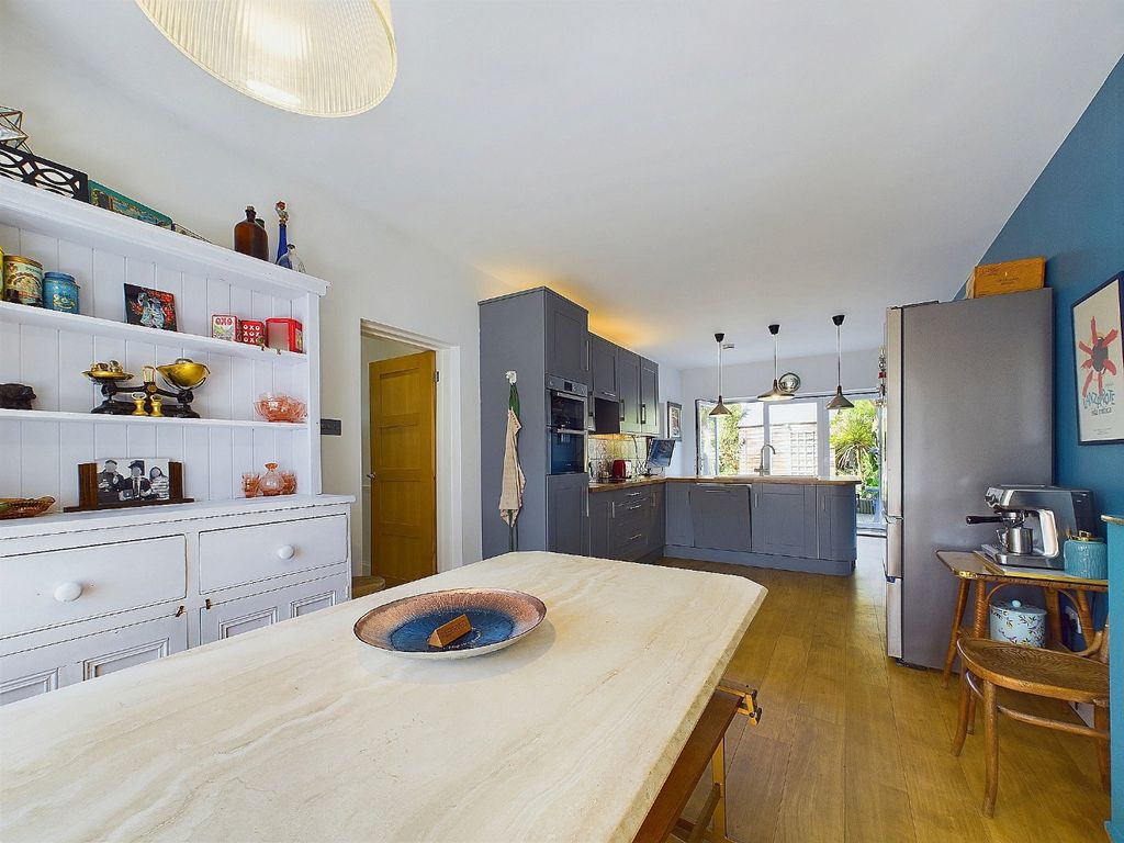 Property photo 3 of 21 3768687