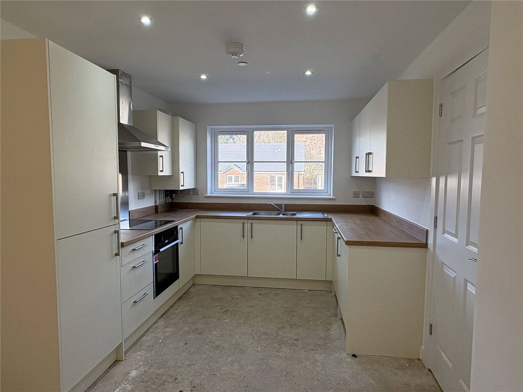 Property photo 2 of 8 Picture No. 14