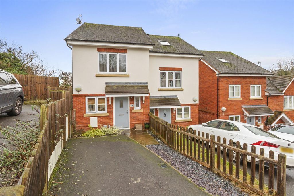 Property photo 1 of 12 10 Hillview Gardens, Hp13 6Gw-13.Jpg