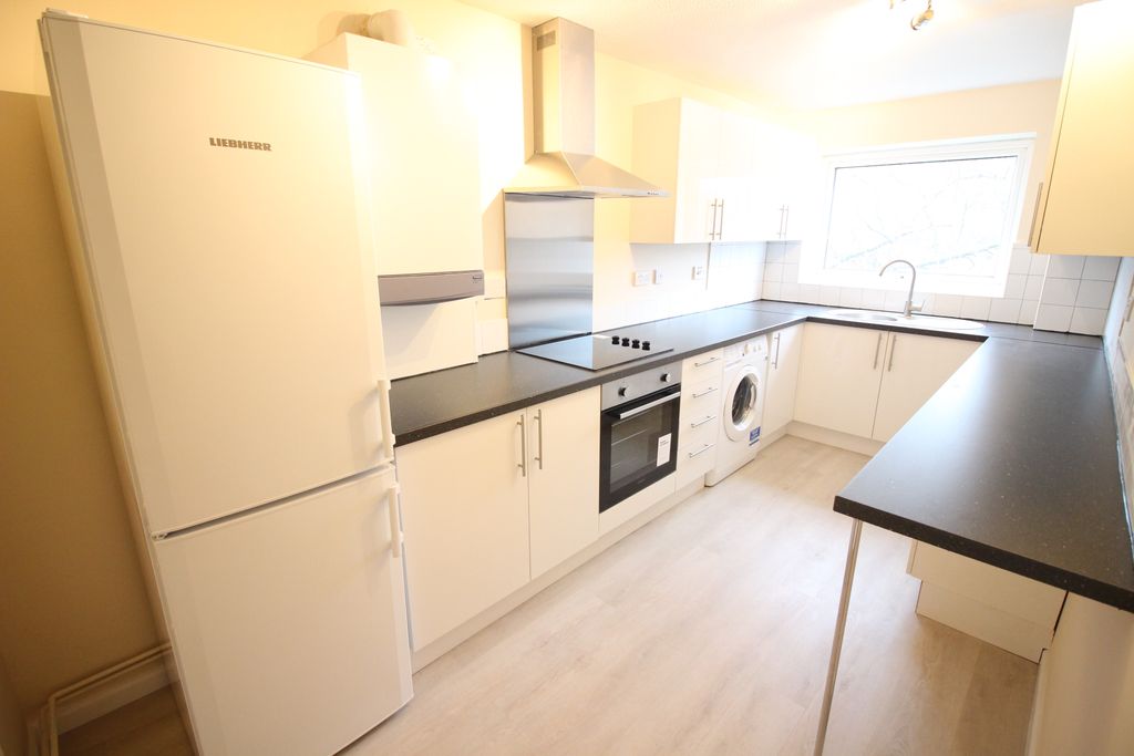 Property photo 2 of 7 39 Lambert Court (14