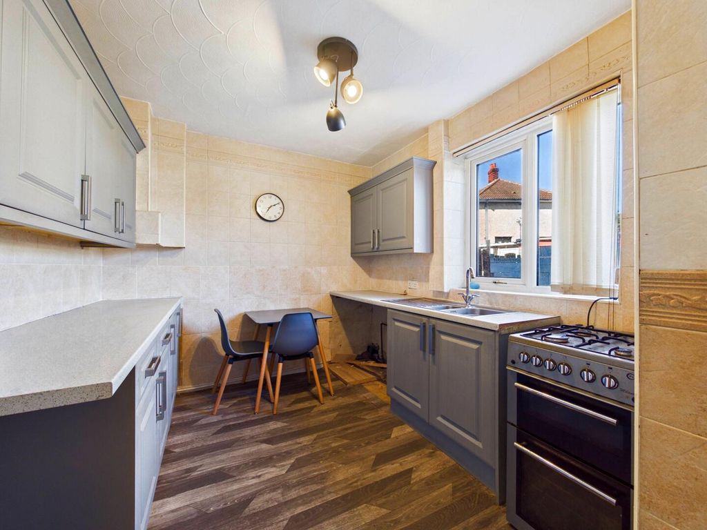 Property photo 1 of 11 Kitchen