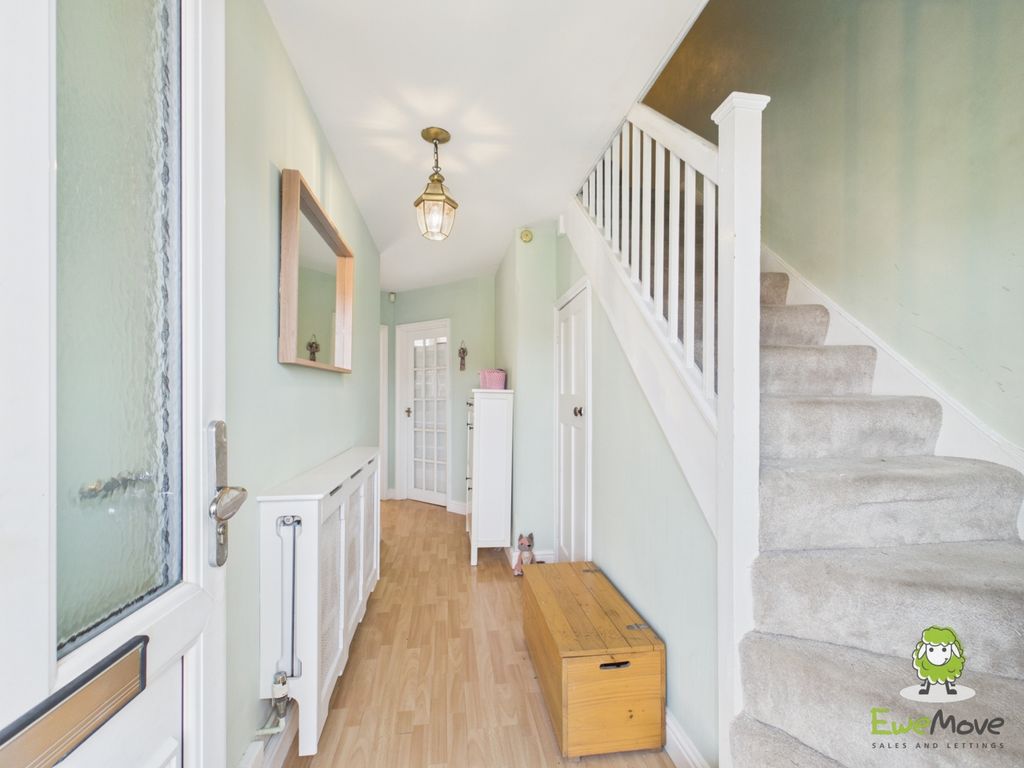 Property photo 2 of 35 Ewemove Estate Agents Basingstoke - 42 Kingsclere