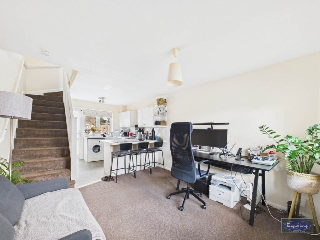 Property photo 2 of 8 Lounge