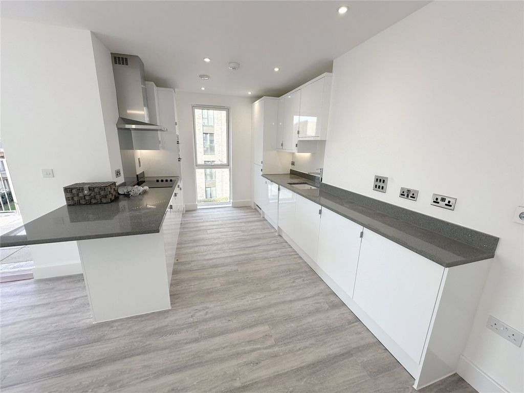 Property photo 2 of 12 Picture No. 11