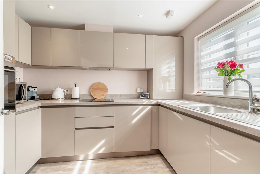 Property photo 2 of 16 8652976-Interior09.Jpg