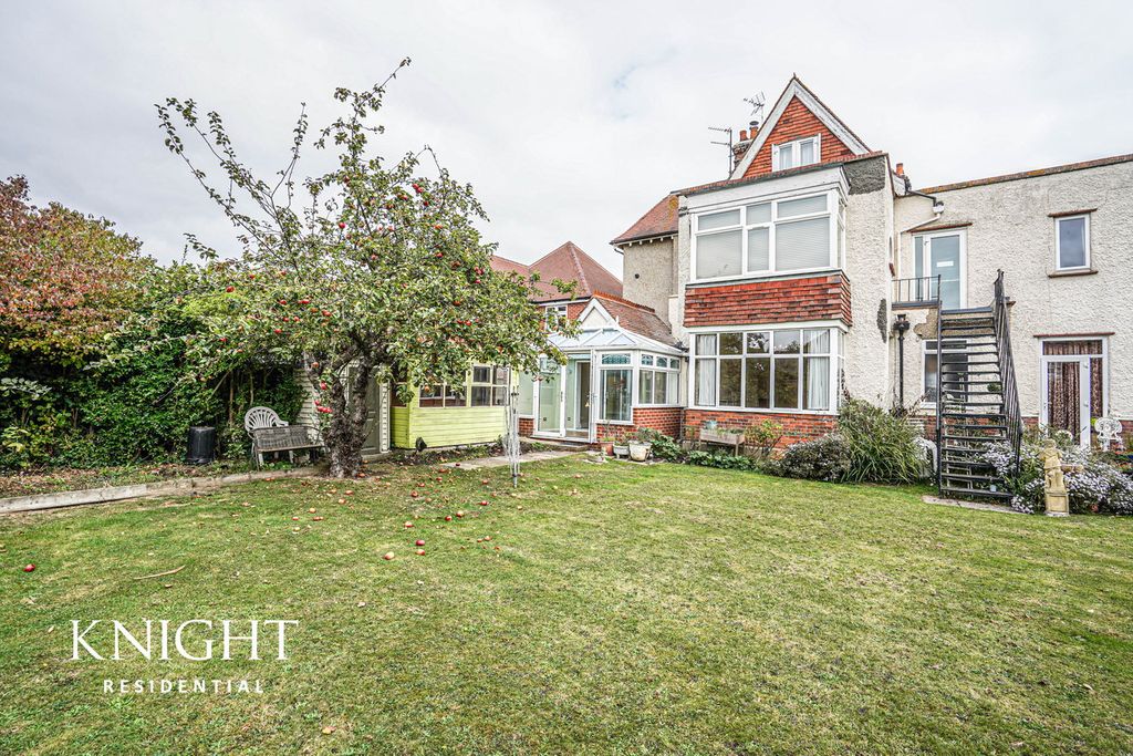 Additional image 20 of 2 bed property for saleConnaught Avenue, Frinton-On-Sea CO13