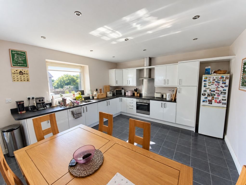 Property photo 3 of 19 Dining Kitchen