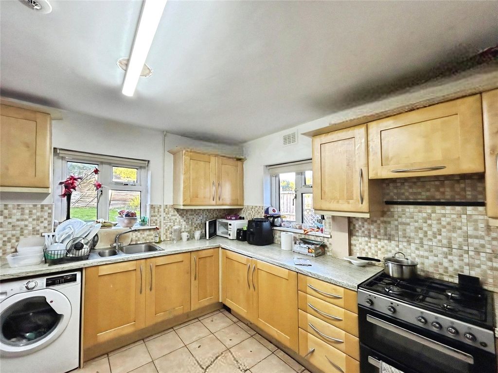 Property photo 3 of 9 Kitchen