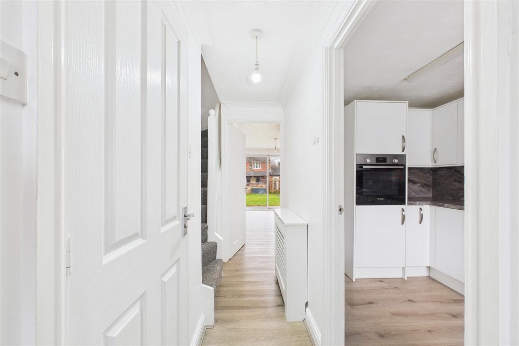 Property photo 3 of 13 Entrance Hall