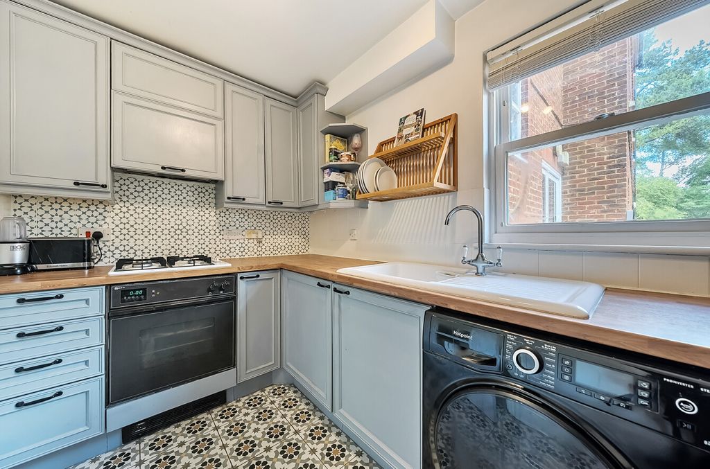 Property photo 3 of 13 1316371-46-685Eba...