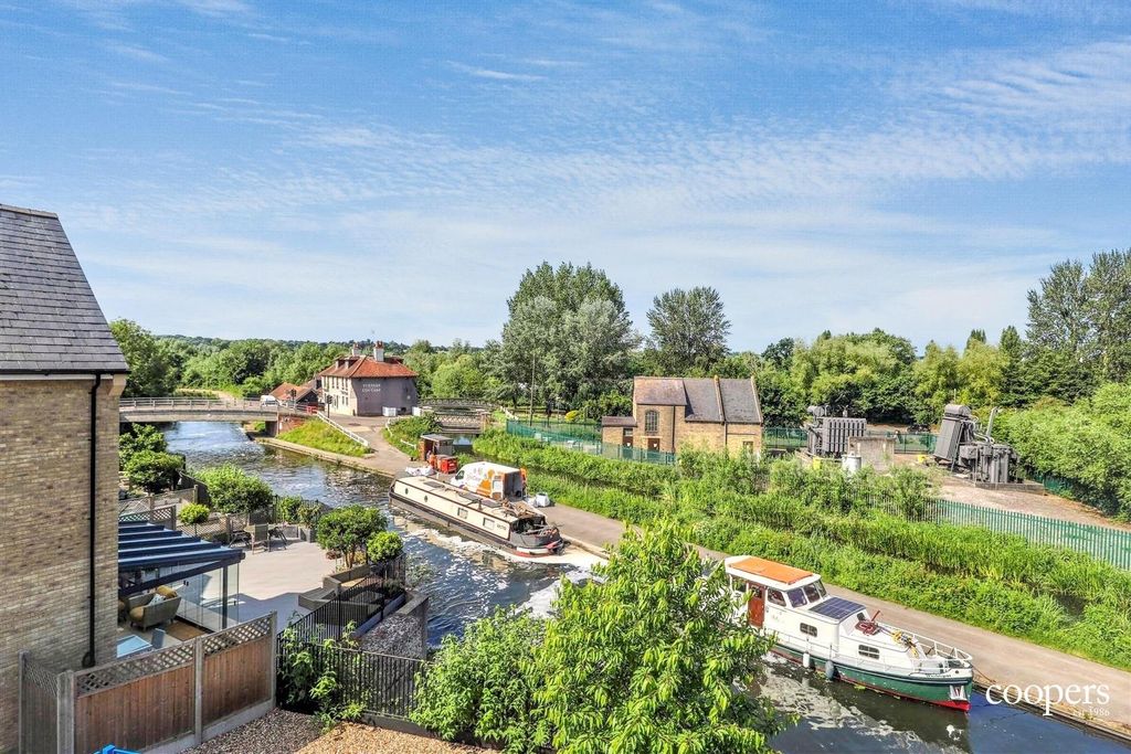 Property photo 3 of 19 Royal Quay