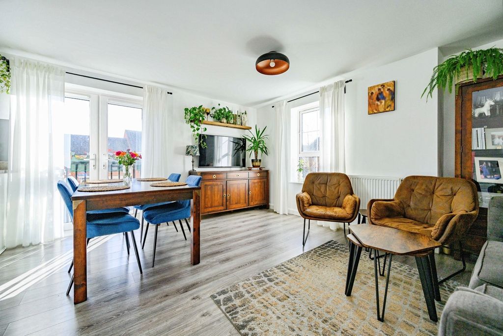 Property photo 2 of 12 Lounge