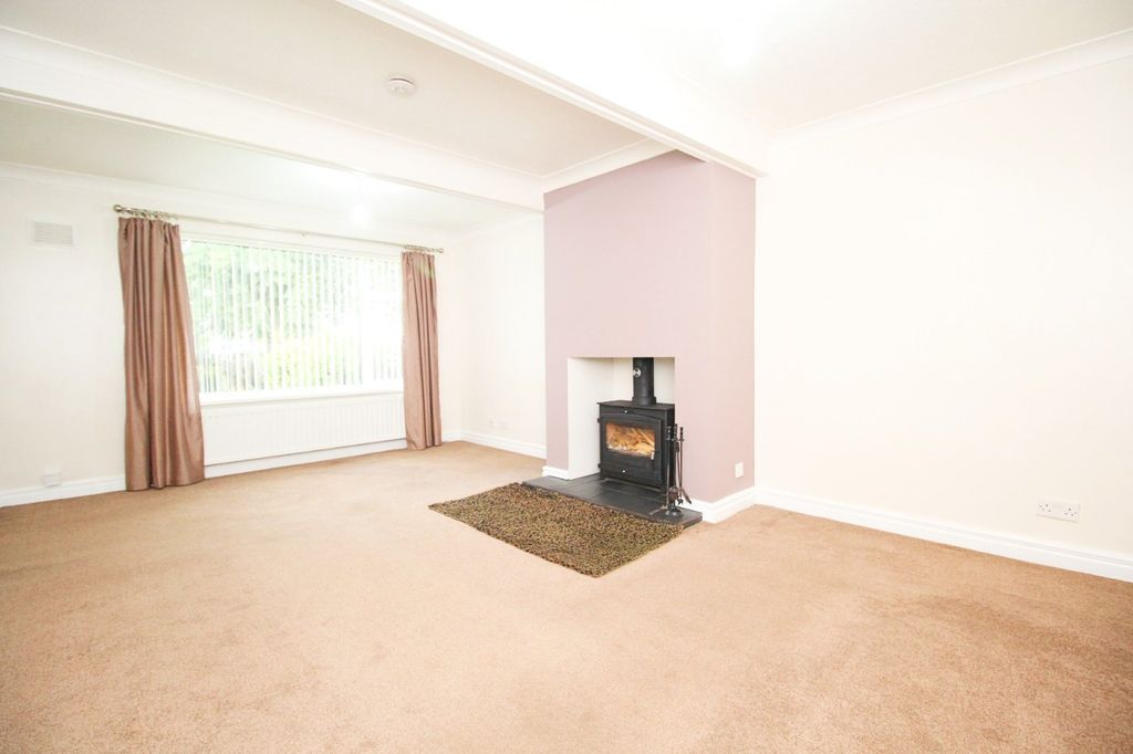 Property photo 3 of 11 Lounge