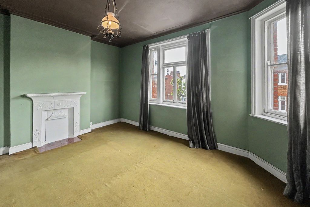 Property photo 2 of 18 5 Albert Palace Mansions, Lurline Gardens, London, Sw11 4Dg