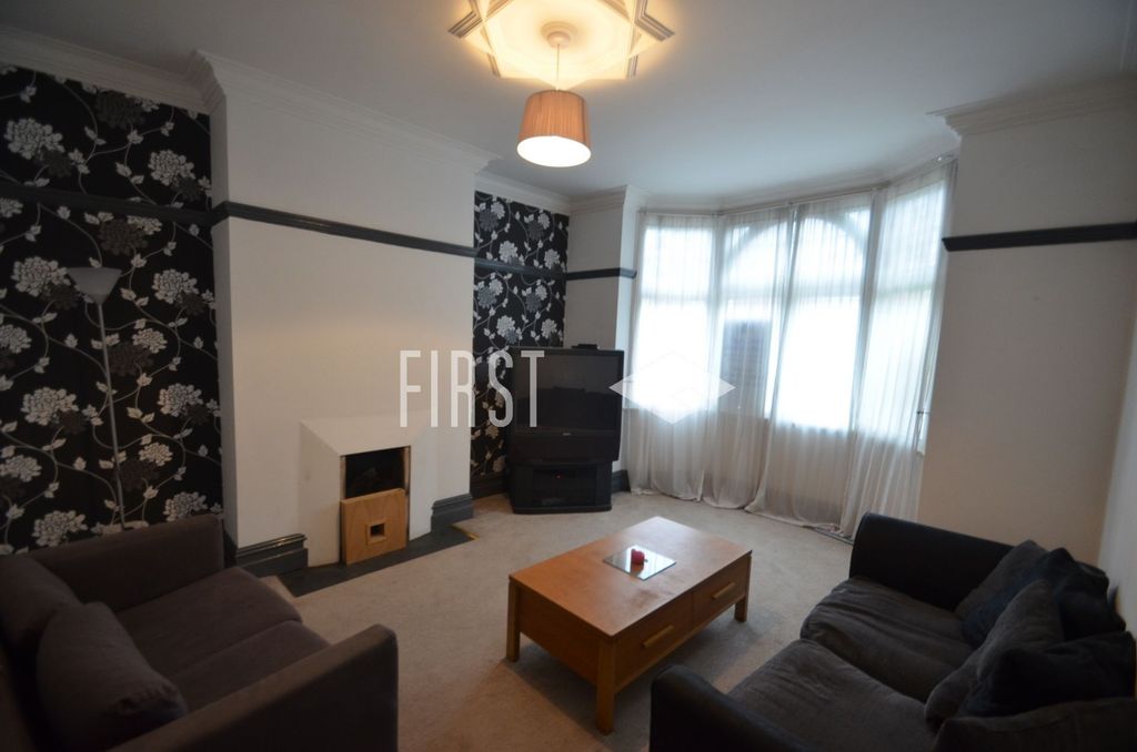 Property photo 3 of 13 Lounge