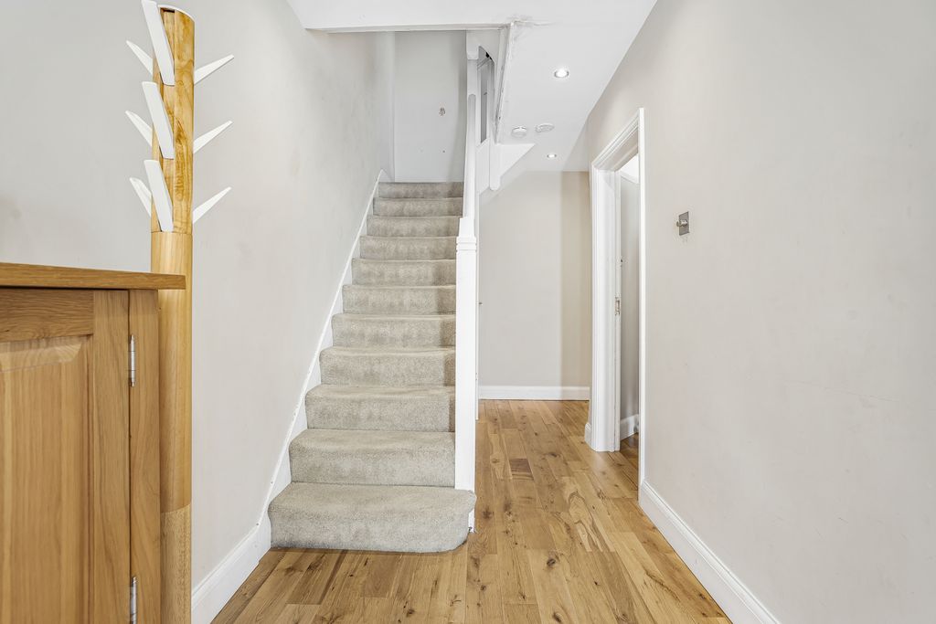 Property photo 3 of 25 Entrance Hall