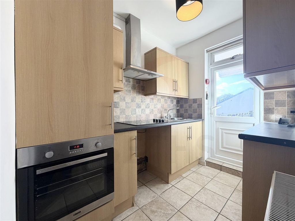 Property photo 3 of 8 Kitchen