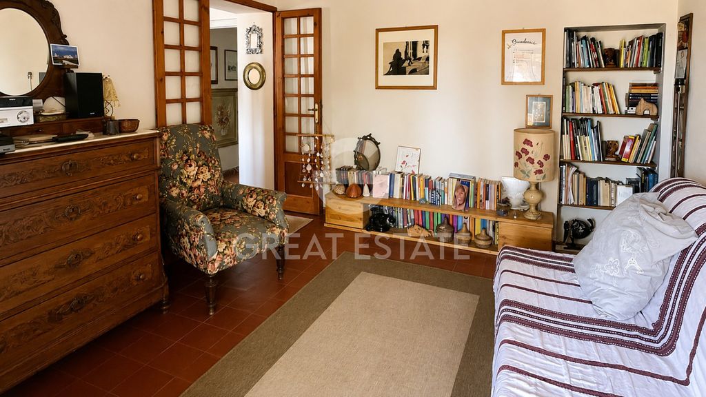 Property photo 2 of 30 Interiors