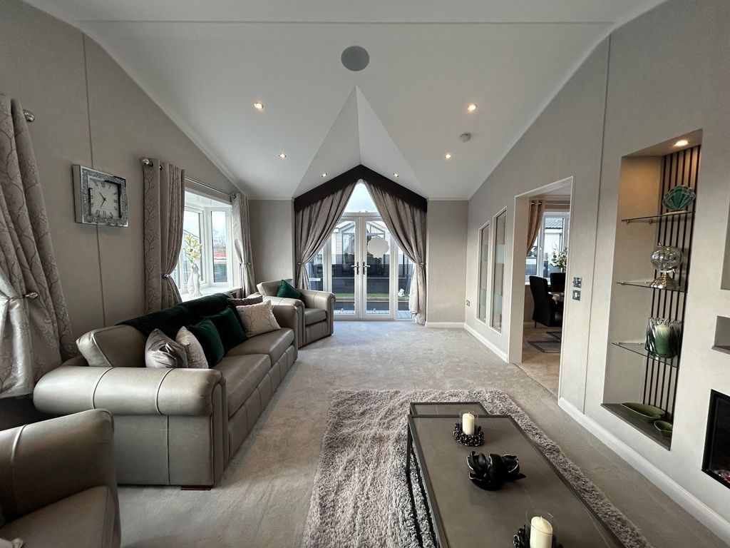 Property photo 1 of 14 Lounge