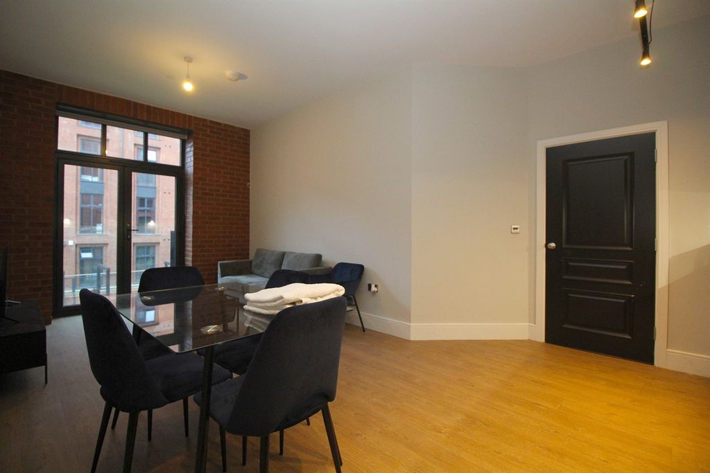 Property photo 3 of 32 Lounge / Diner