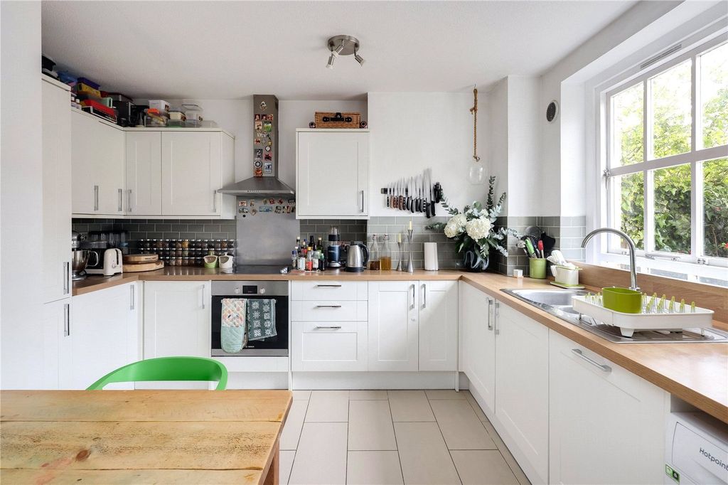 Property photo 2 of 10 Kitchen