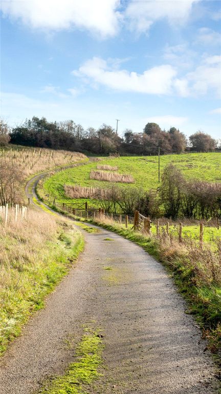 Property photo 3 of 12 Track