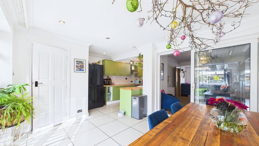 Property photo 3 of 28