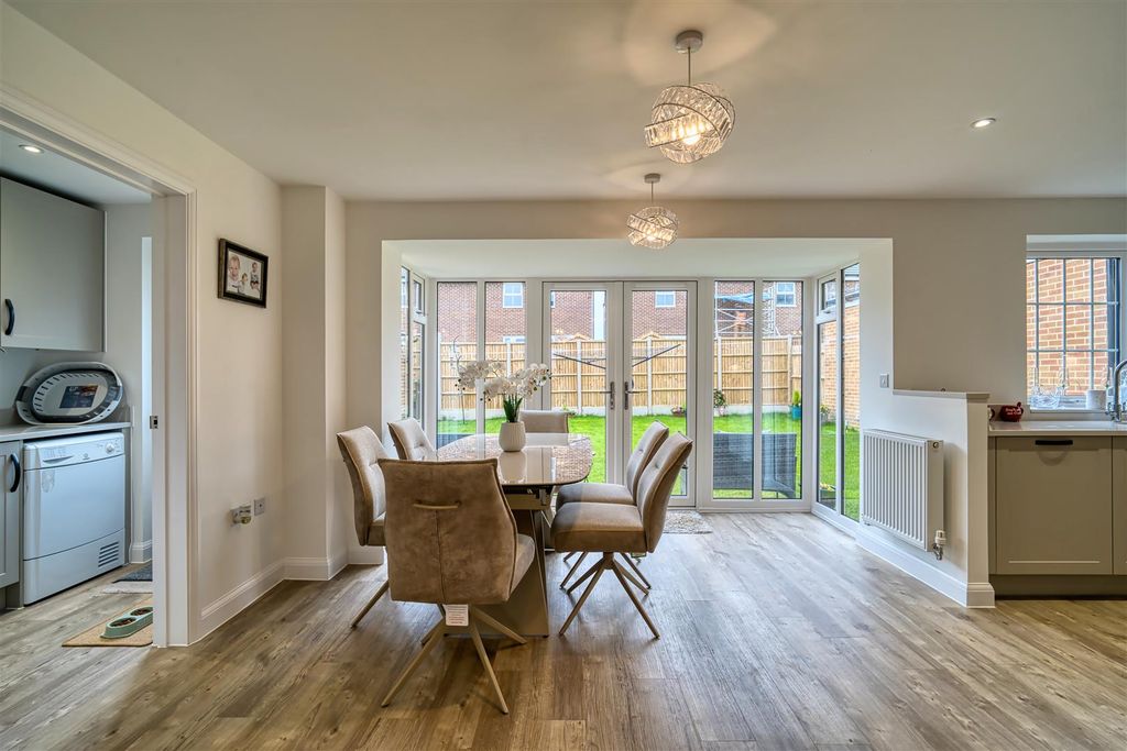 Property photo 3 of 9 Dining