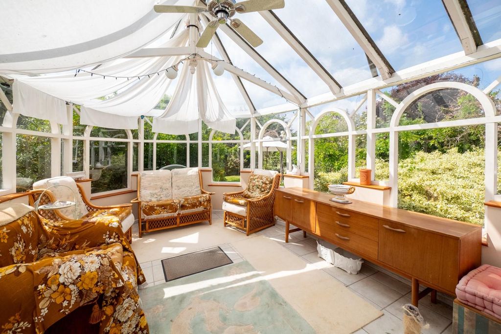 Property photo 3 of 32 Conservatory