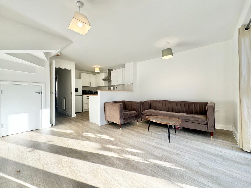 Property photo 2 of 18 Image00012