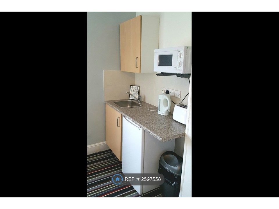Property photo 3 of 5 Kitchenette With Fridge/ Freezer, Etc