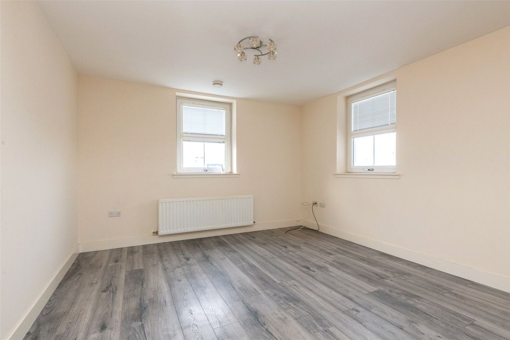 Property photo 2 of 16 Charleston Rd N 2