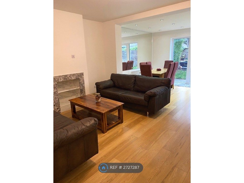 Property photo 3 of 11 Living Room