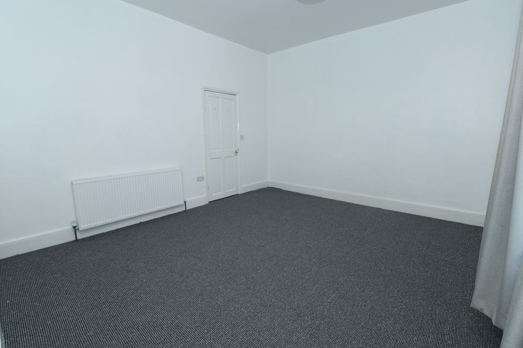 Property photo 2 of 11 Bedroom 1 (B)